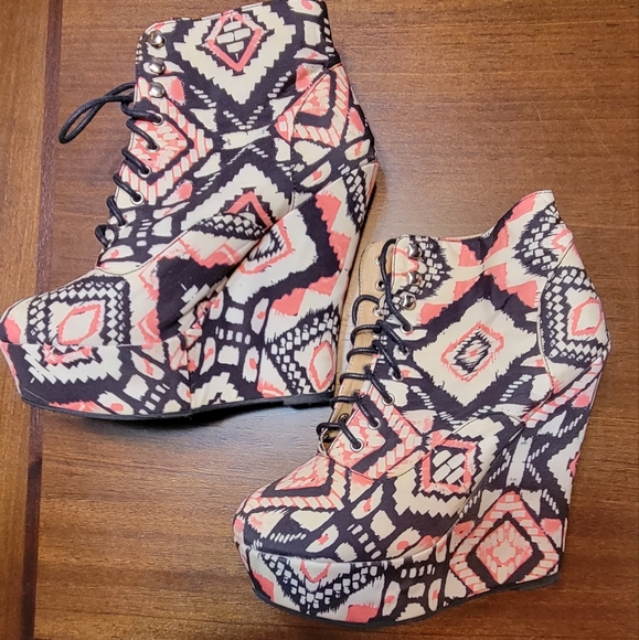 Urban Planet Lace Up Bootie Wedge Heels NWOT - Picture 3 of 4